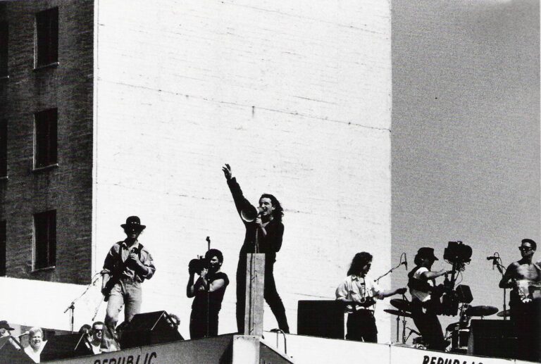 Tenemos que caminar por “Where the Streets Have No Name”