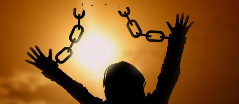 “Woman In Chains”: Solo un hombre sin alma encadena a una mujer